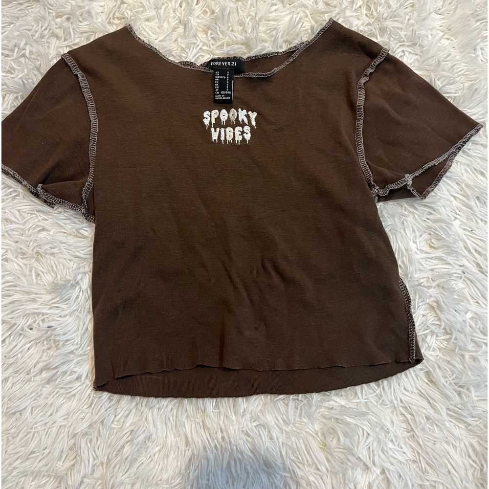 “Spooky vibes” brown cropped shirt.